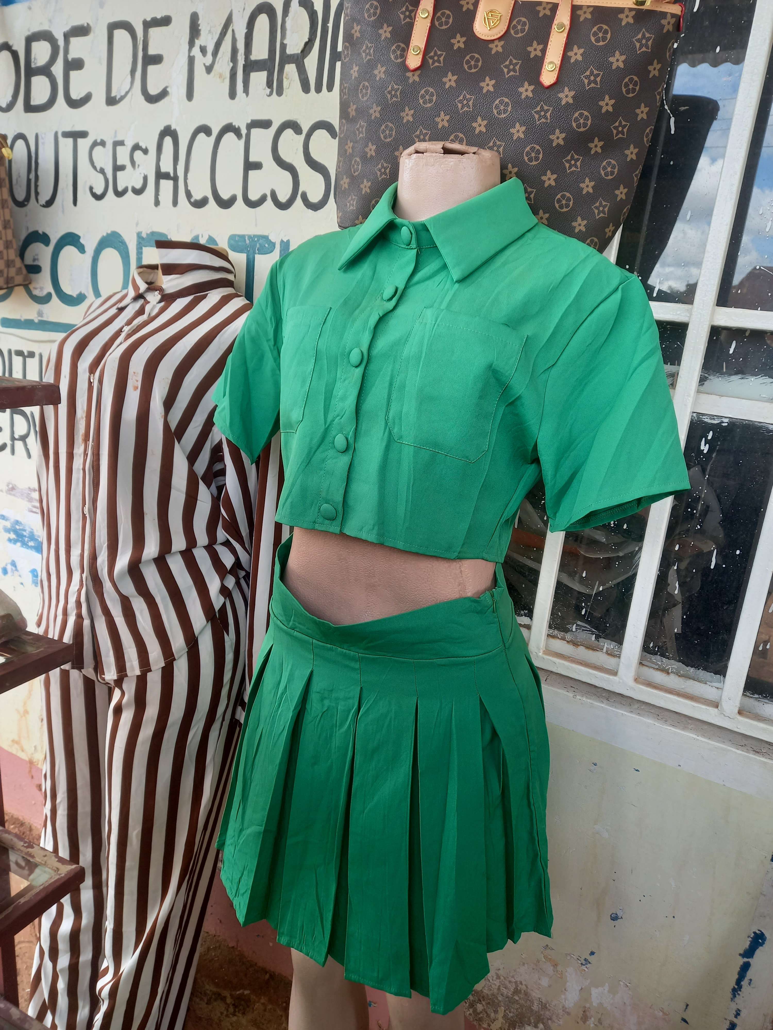 Vert Éclatant : Ensemble Crop Top et Jupe Plissée Tendance