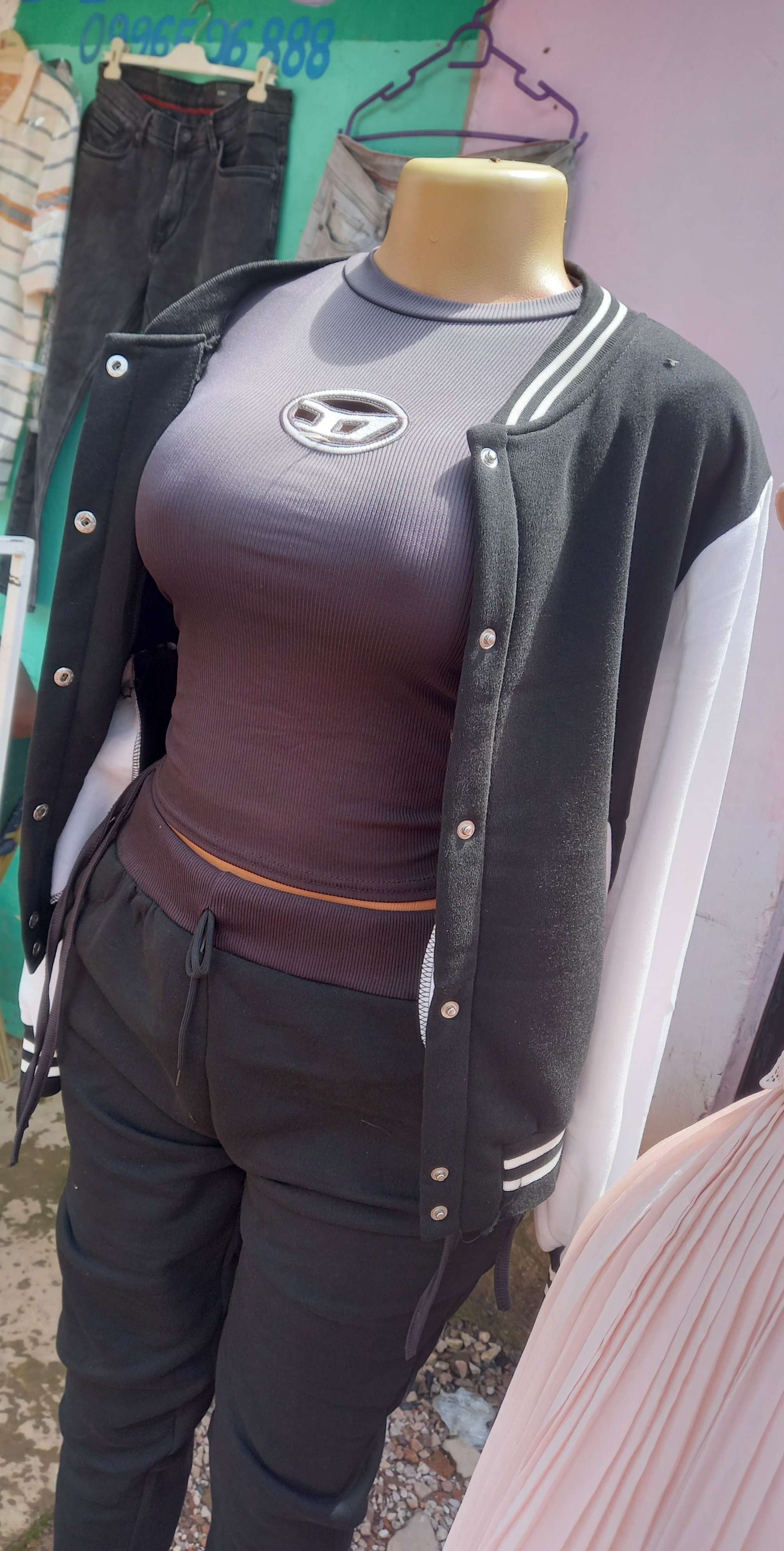 Look Urbain Branché : Veste Varsity, Top et Pantalon Confort