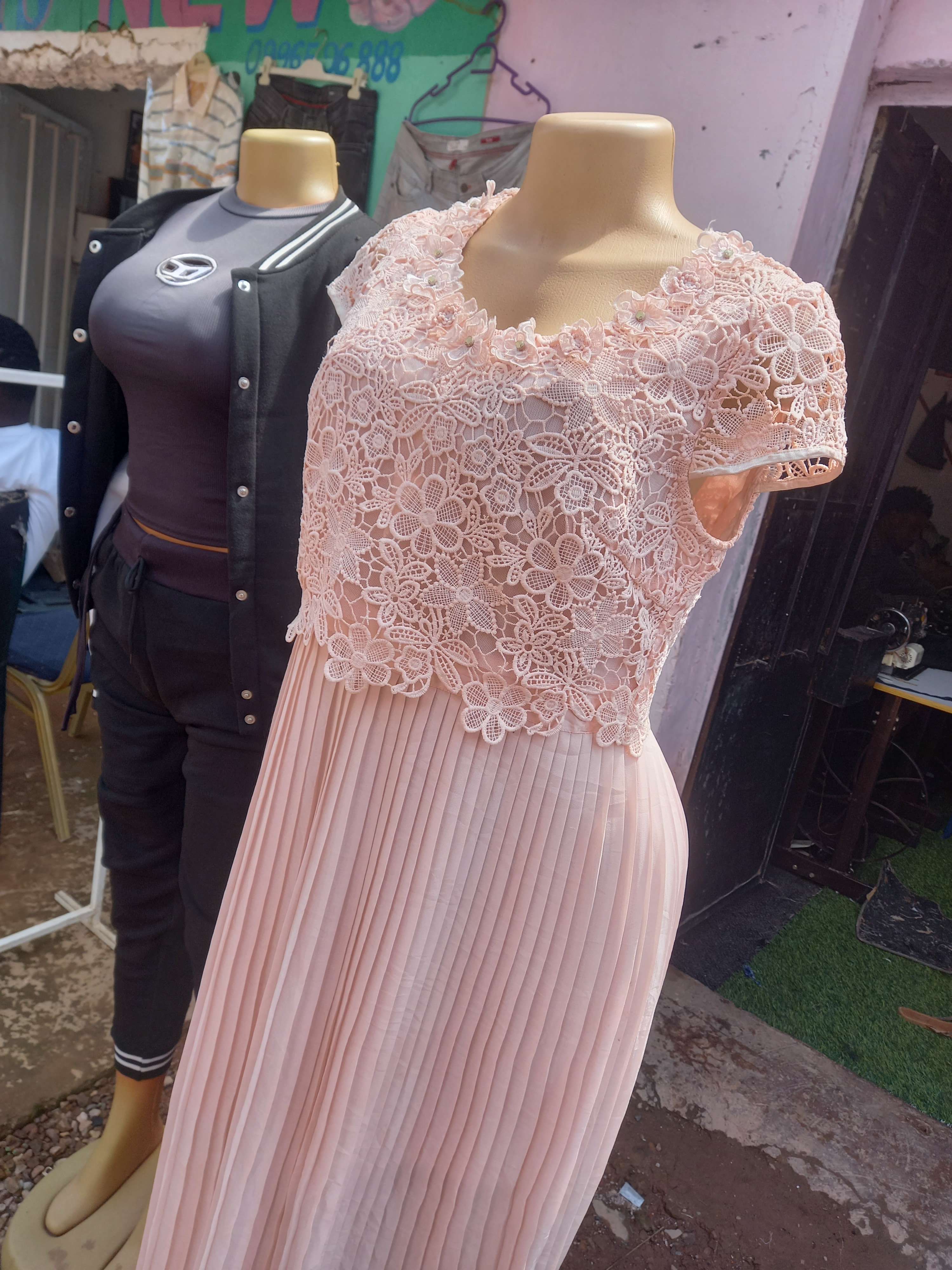 Élégance Florale et Plis Sophistiqués : Robe Rose Pastel