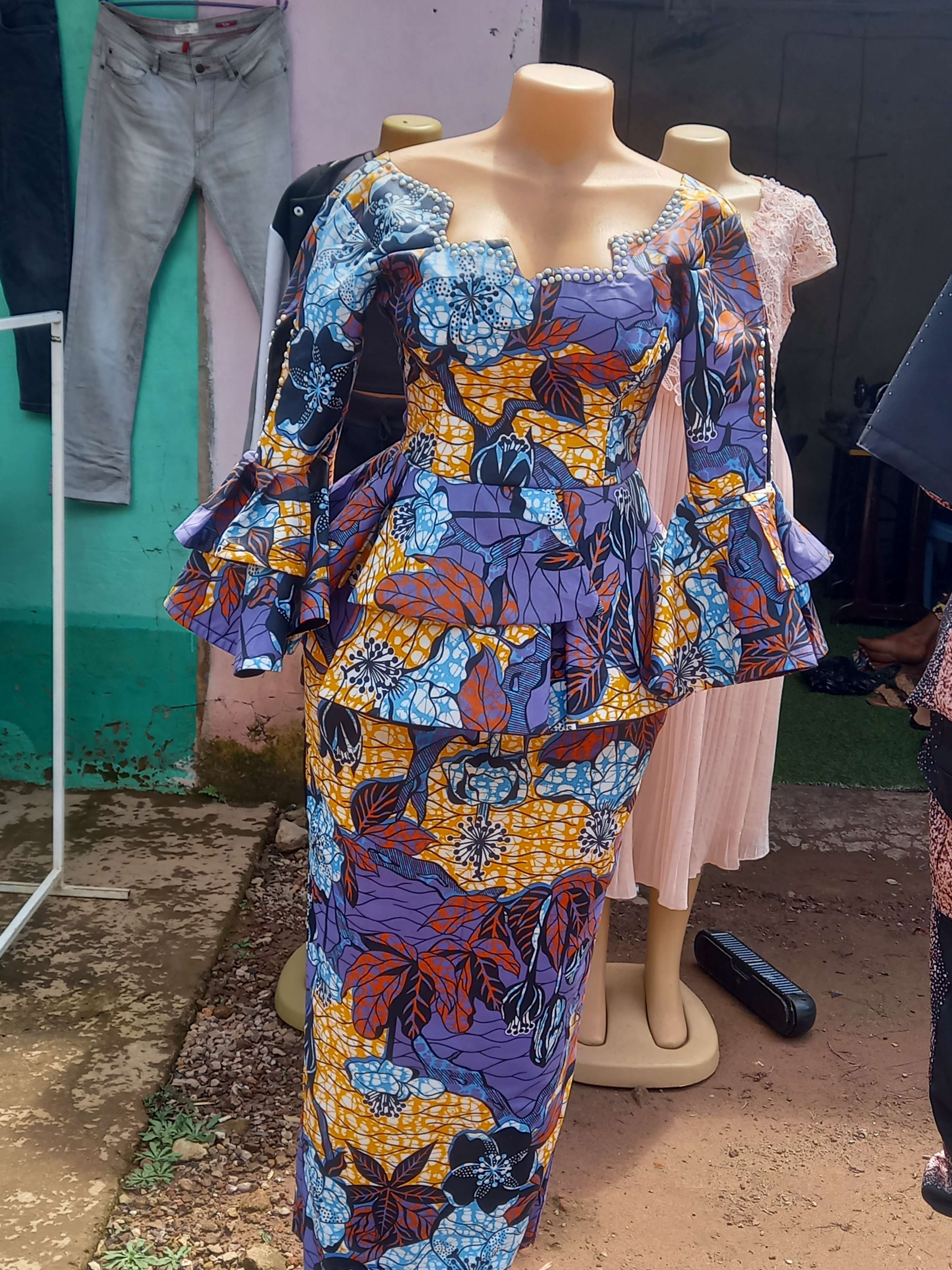 Élégance Africaine en Pagne : Robe aux Motifs Vibrants