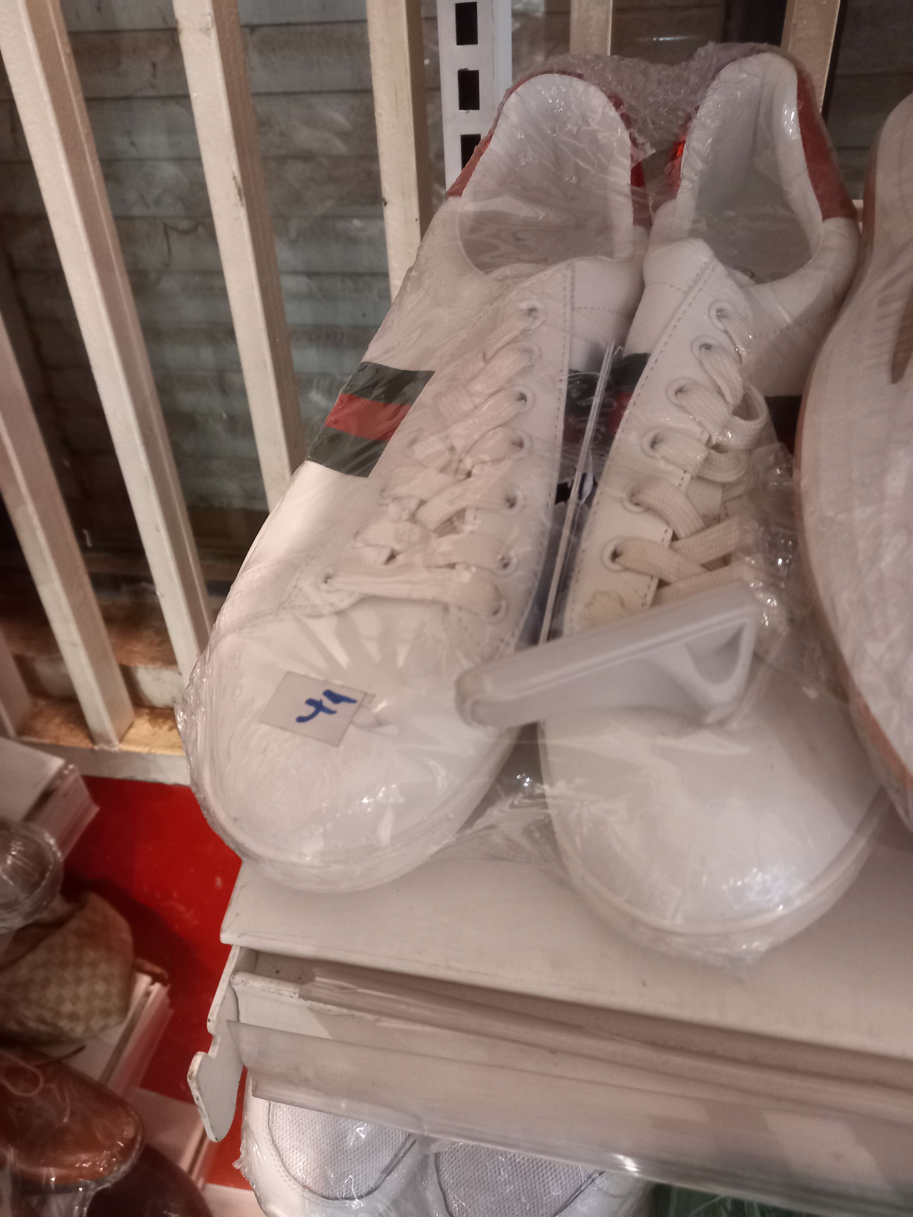Look Classique : Sneakers Blanches avec Détails Distinctifs