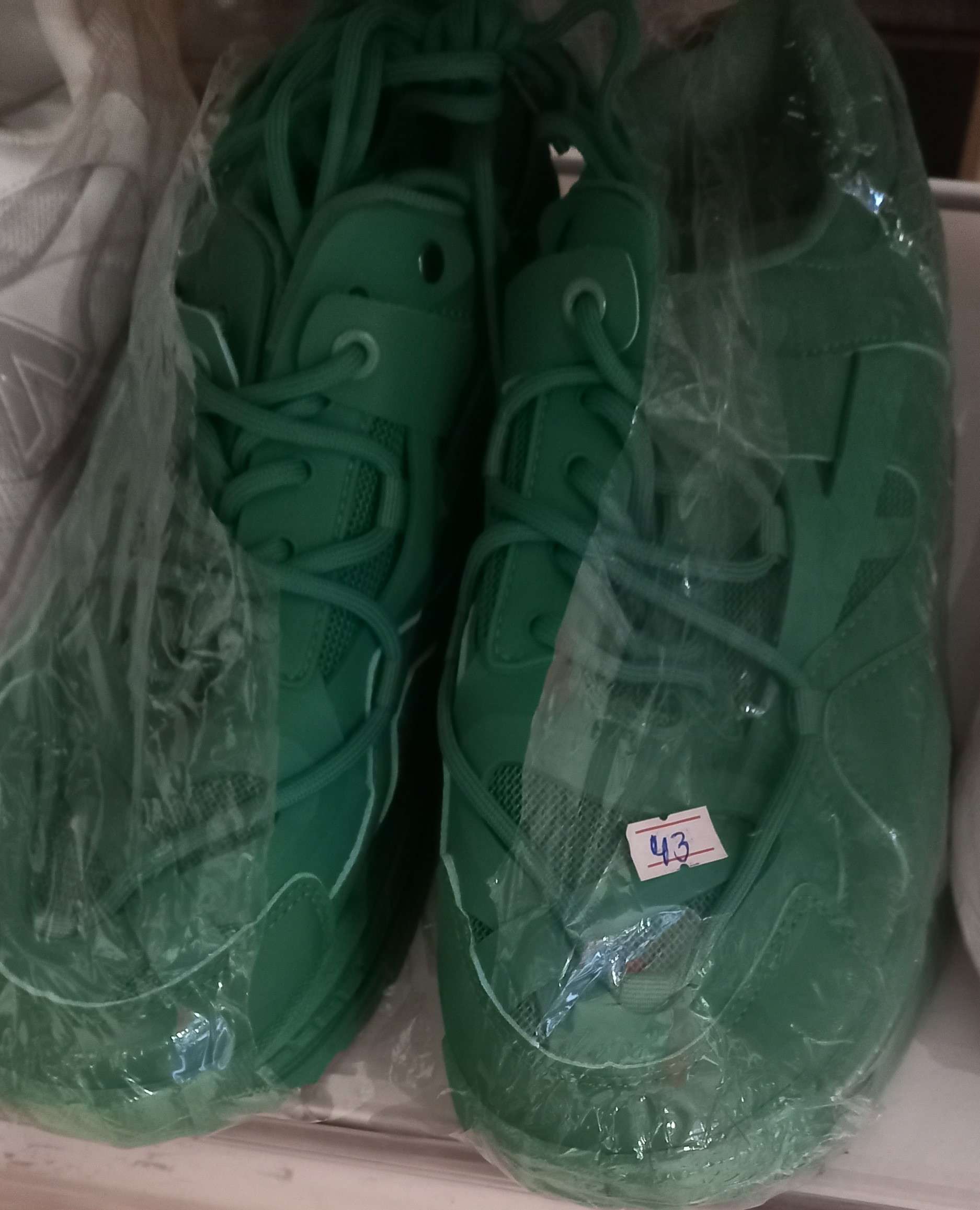Éclat Vert Émeraude : Sneakers Précieuses, Pointure 43