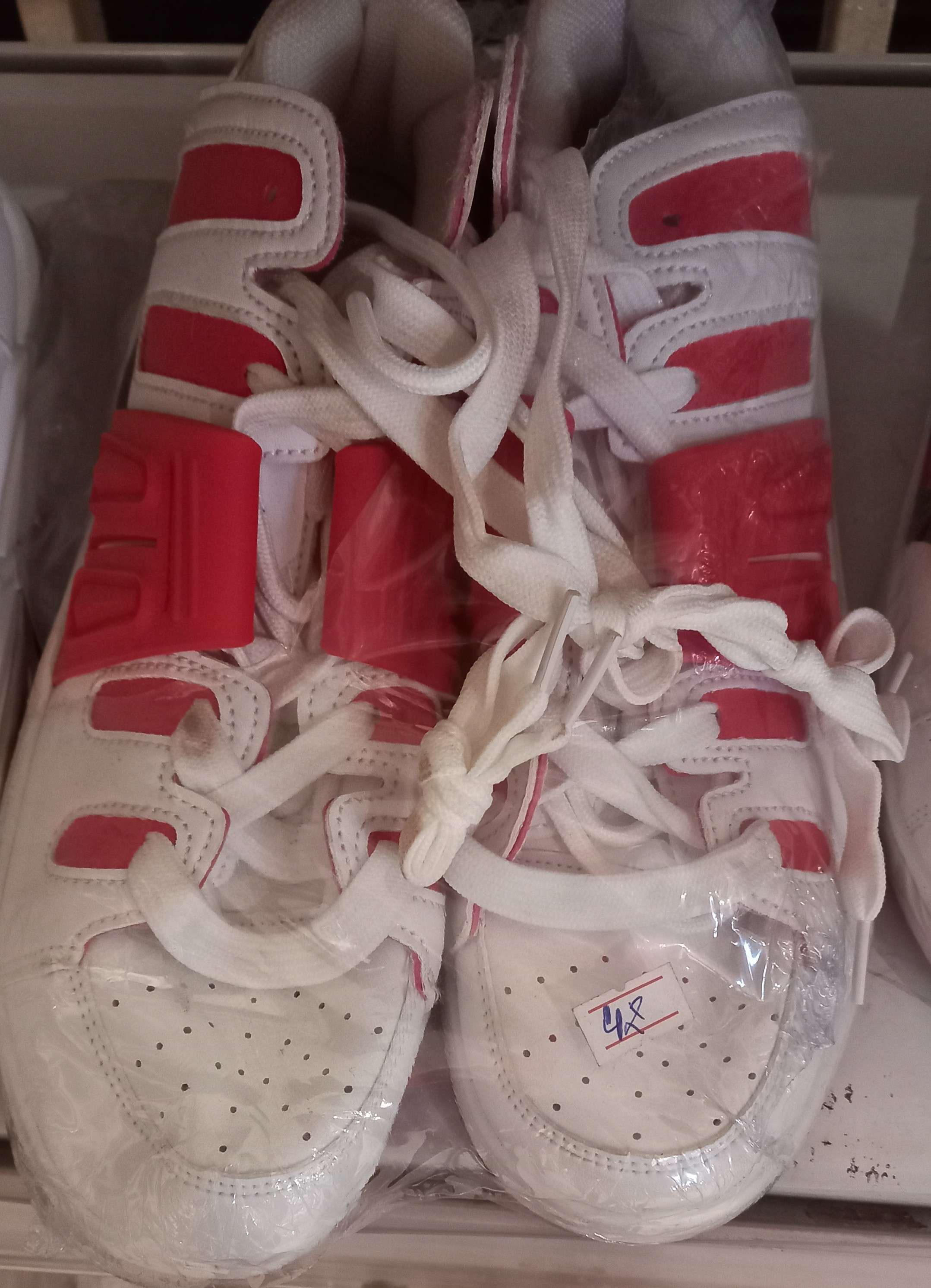 Éclat Bicolore : Sneakers Blanches et Rouges, Détail Précieu