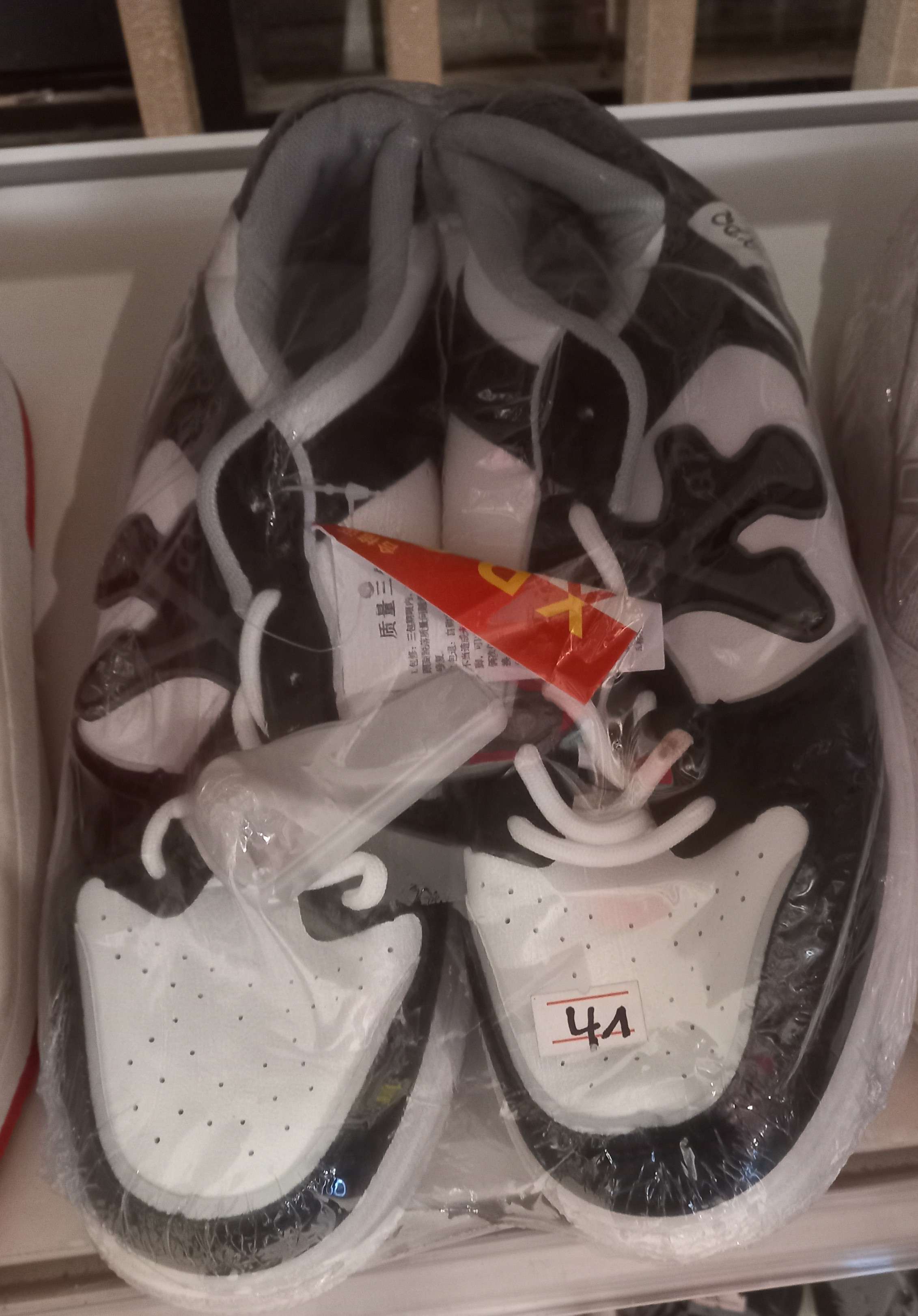 Sneakers Noir/Blanc Chic 41 : Allure Précieuse, Style Urbain