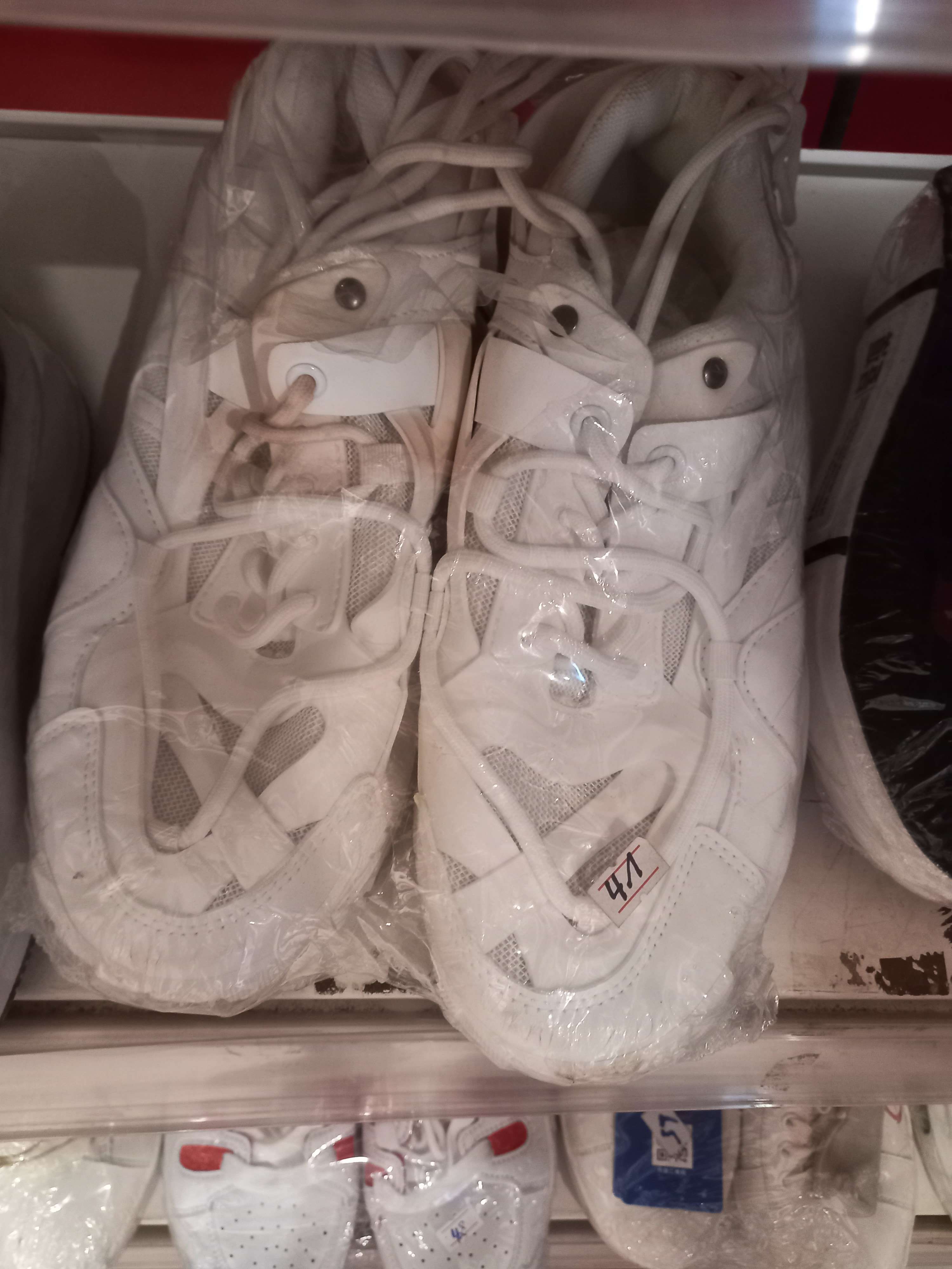 Baskets Blanches 41 : Style Tendance et Épuré