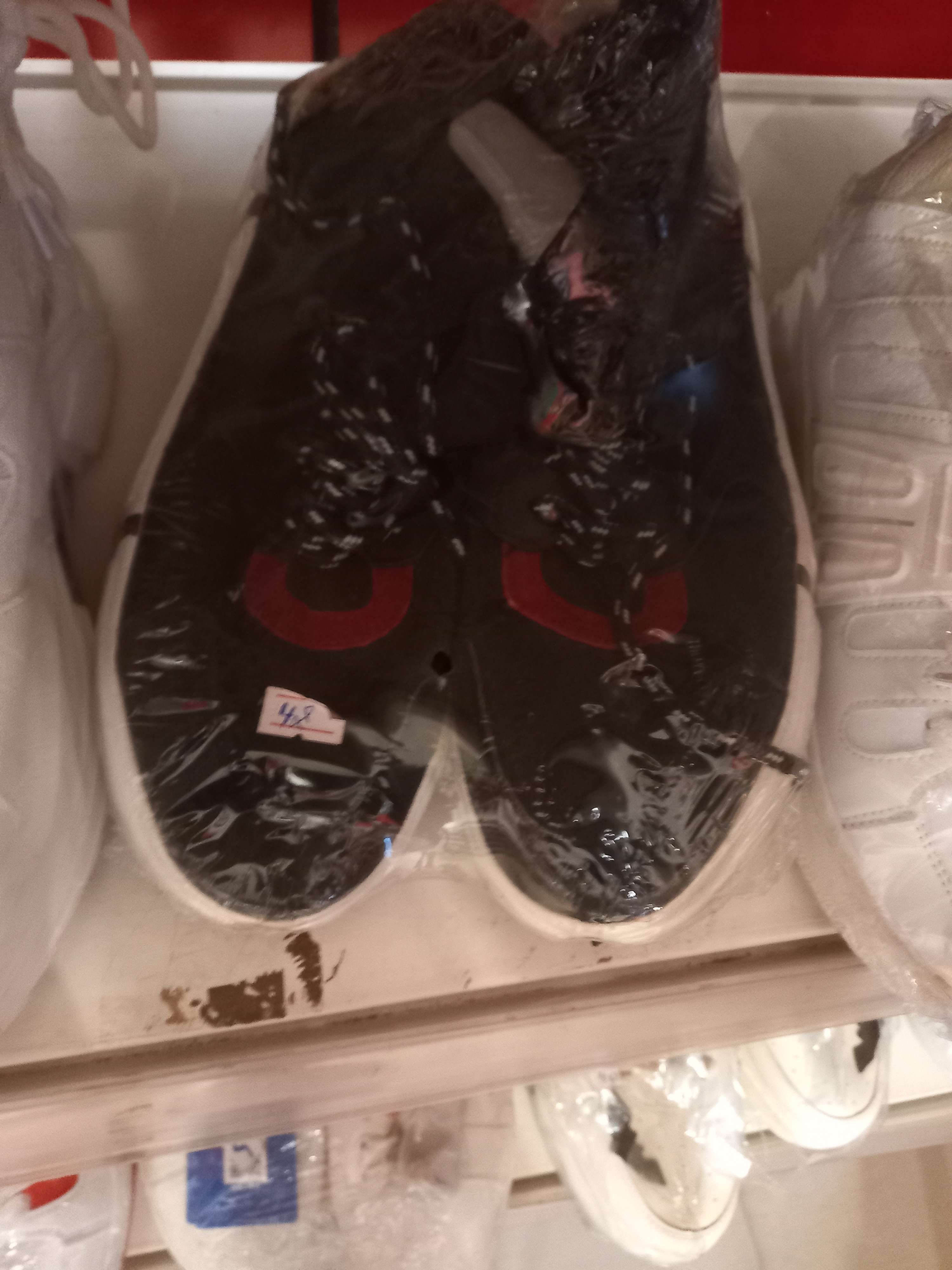 Baskets Noir/Rouge 45 : Style Urbain et Impact