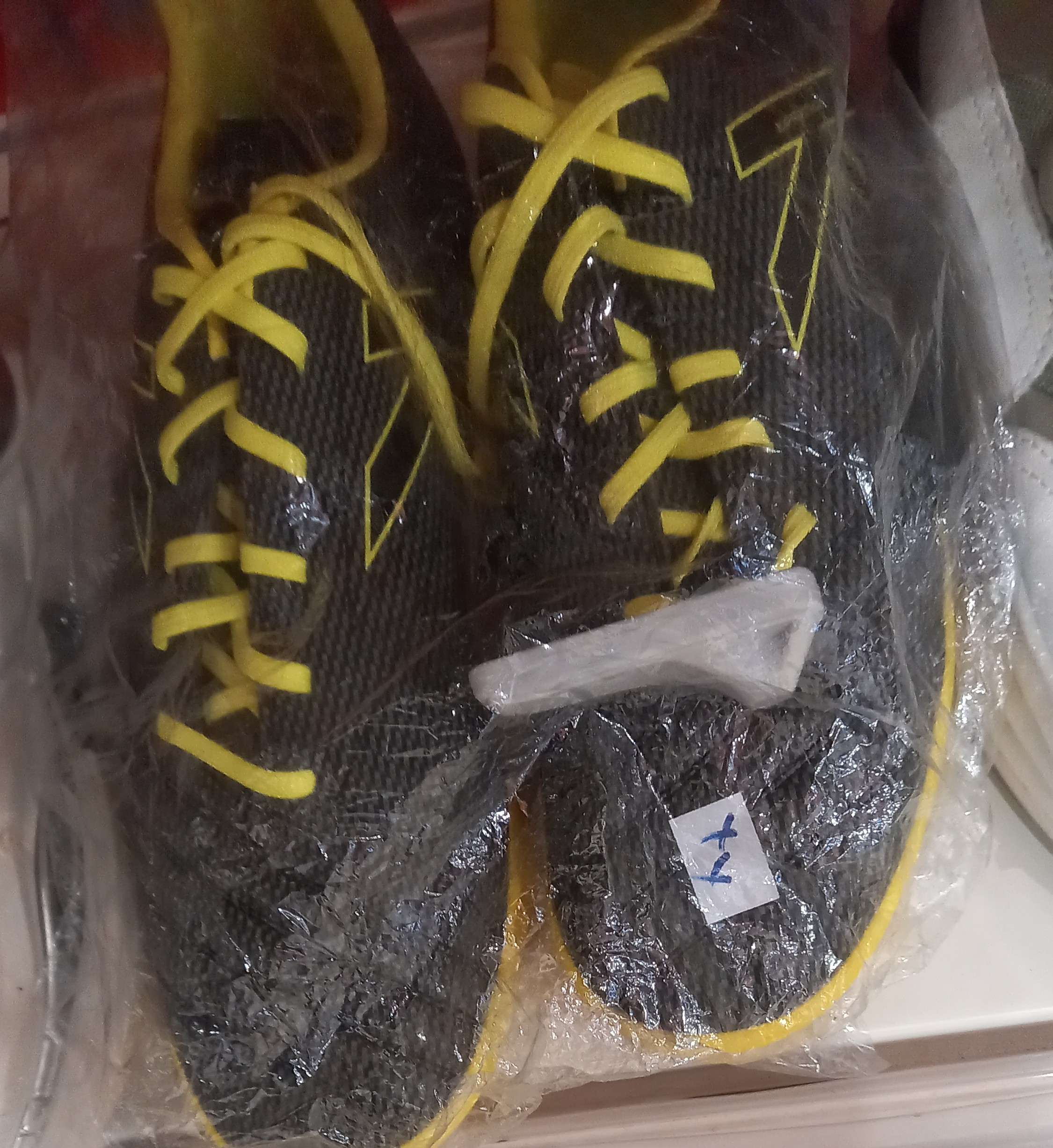 Baskets Noir/Jaune 44 : Style Vif et Tendance